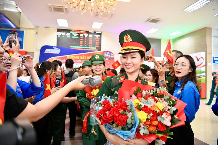 Video: Đón các cán bộ, chiến sĩ tham gia diễu binh, diễu hành tại Hà Nội- Ảnh 10. Video: Đón các cán bộ, chiến sĩ tham gia diễu binh, diễu hành tại Hà Nội- Ảnh 10.