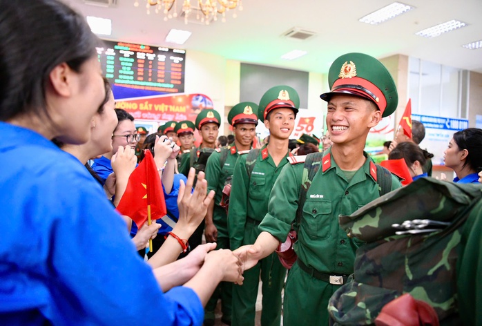 Video: Đón các cán bộ, chiến sĩ tham gia diễu binh, diễu hành tại Hà Nội- Ảnh 3. Video: Đón các cán bộ, chiến sĩ tham gia diễu binh, diễu hành tại Hà Nội- Ảnh 3.