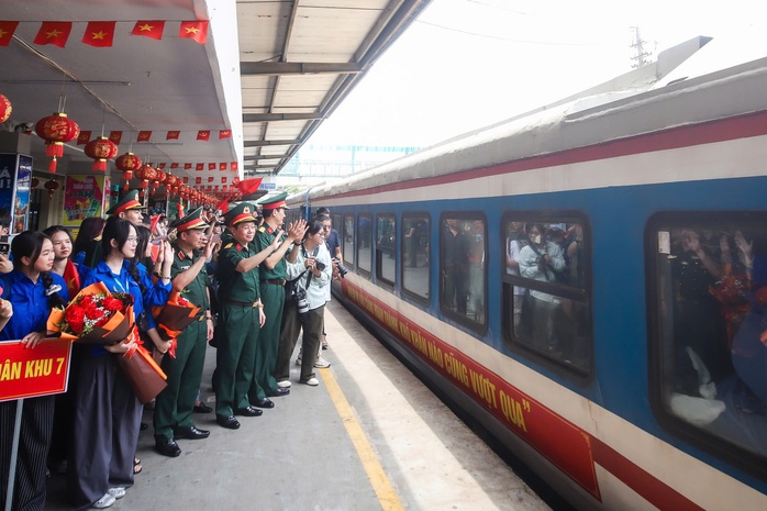 Video: Đón các cán bộ, chiến sĩ tham gia diễu binh, diễu hành tại Hà Nội- Ảnh 2. Video: Đón các cán bộ, chiến sĩ tham gia diễu binh, diễu hành tại Hà Nội- Ảnh 2.