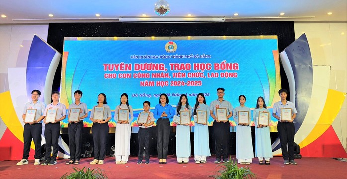 Đà Nẵng: Trao hàng trăm suất học bổng cho con đoàn viên, người lao động - Ảnh 1.
