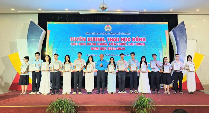Đà Nẵng: Trao hàng trăm suất học bổng cho con đoàn viên, người lao động - Ảnh 2.