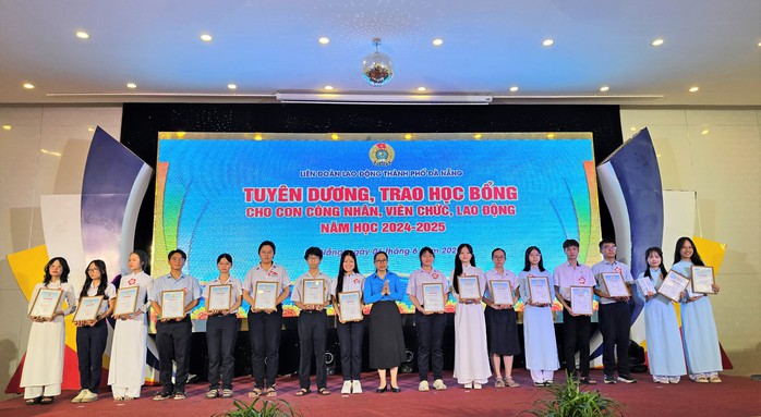 Đà Nẵng: Trao hàng trăm suất học bổng cho con đoàn viên, người lao động - Ảnh 3.