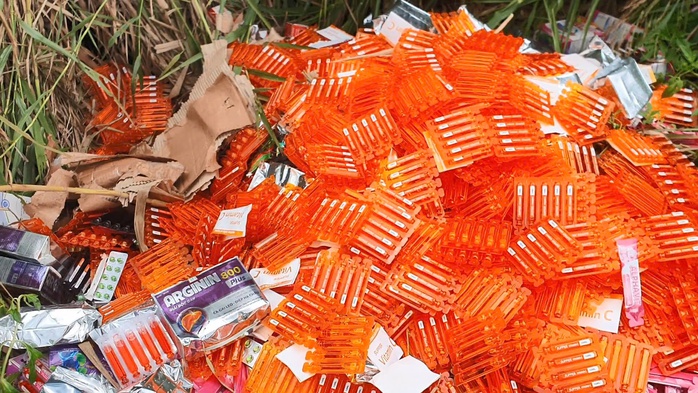 Công an TP HCM vào cuộc vụ phát hiện khối lượng lớn thực phẩm chức năng ở bãi đất trống - Ảnh 2.