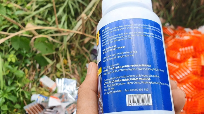 Công an TP HCM vào cuộc vụ phát hiện khối lượng lớn thực phẩm chức năng ở bãi đất trống - Ảnh 4.