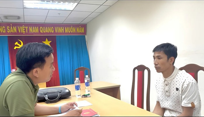 Công an Quảng Bình bắt giữ Nguyễn Xuân Hòa tại sân bay Tân Sơn Nhất- Ảnh 1. Công an Quảng Bình bắt giữ Nguyễn Xuân Hòa tại sân bay Tân Sơn Nhất- Ảnh 1.