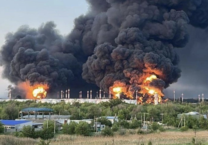 Ukraine trả đũa giữa lúc Nga oanh kích Kyiv - Ảnh 1. Ukraine trả đũa giữa lúc UAV Nga oanh kích Kyiv - Ảnh 1.