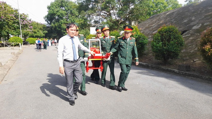 Truy điệu, an táng 10 hài cốt liệt sĩ vừa được tìm thấy ở "đất lửa" Quảng Trị- Ảnh 1. Truy điệu, an táng 10 hài cốt liệt sĩ vừa được tìm thấy ở "đất lửa" Quảng Trị- Ảnh 1.