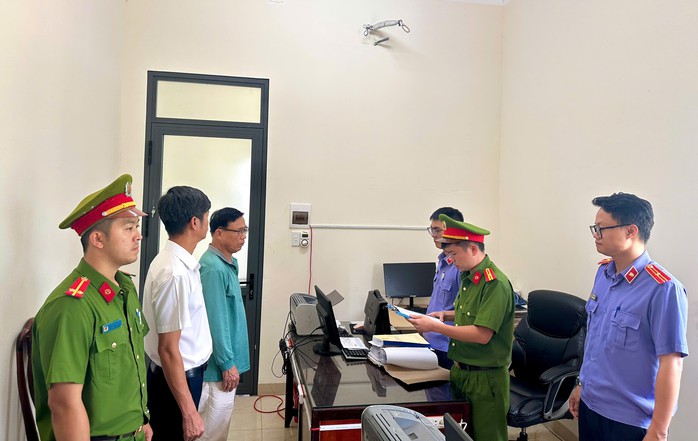 Vụ biến "đất vàng" công viên thành đất tư: Bắt tạm giam 2 cán bộ - Ảnh 1.