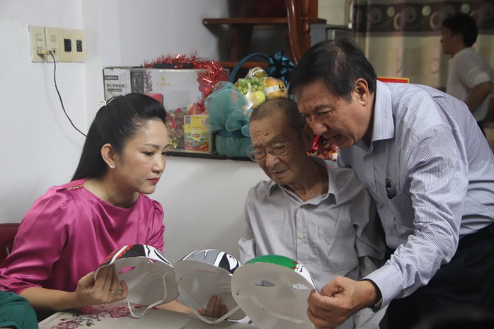 Lãnh đạo TP HCM thăm NSND Đinh Bằng Phi và NSND Thanh Tuấn- Ảnh 2. Lãnh đạo TP HCM thăm NSND Đinh Bằng Phi và NSND Thanh Tuấn- Ảnh 2.