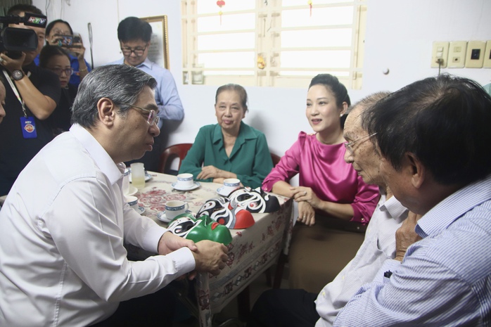Lãnh đạo TP HCM thăm NSND Đinh Bằng Phi và NSND Thanh Tuấn- Ảnh 1. Lãnh đạo TP HCM thăm NSND Đinh Bằng Phi và NSND Thanh Tuấn- Ảnh 1.