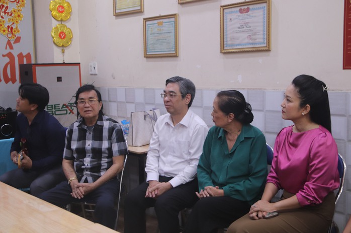 Lãnh đạo TP HCM thăm NSND Đinh Bằng Phi và NSND Thanh Tuấn- Ảnh 4. Lãnh đạo TP HCM thăm NSND Đinh Bằng Phi và NSND Thanh Tuấn- Ảnh 4.