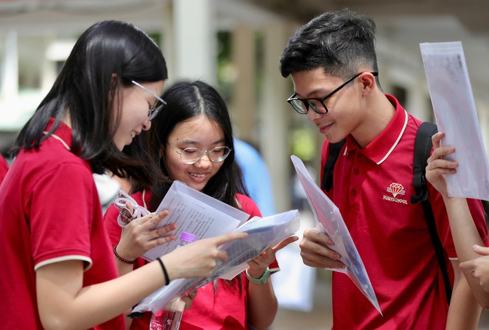 Thi lớp 10 tại TP HCM: Đề văn “trên hành trình trưởng thành”, xem đề thi và gợi ý giải đề- Ảnh 10. Thi lớp 10 tại TP HCM: Đề văn “trên hành trình trưởng thành”, xem đề thi và gợi ý giải đề- Ảnh 10.