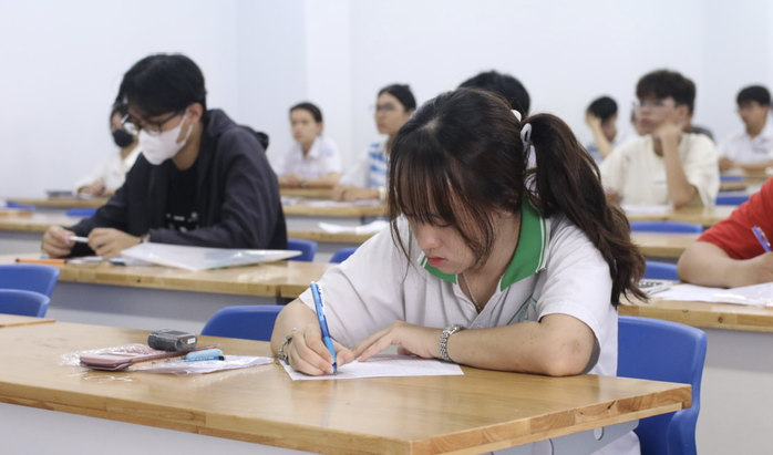 Thi đánh giá năng lực đợt 2 gặp sự cố do cán bộ coi thi nghe nhầm chuông báo giờ - Ảnh 1.