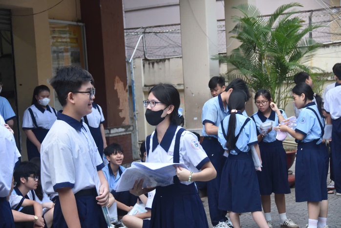 Thi lớp 10 tại TP HCM: Đề văn “trên hành trình trưởng thành”, xem đề thi và gợi ý giải đề- Ảnh 12. Thi lớp 10 tại TP HCM: Đề văn “trên hành trình trưởng thành”, xem đề thi và gợi ý giải đề- Ảnh 12.