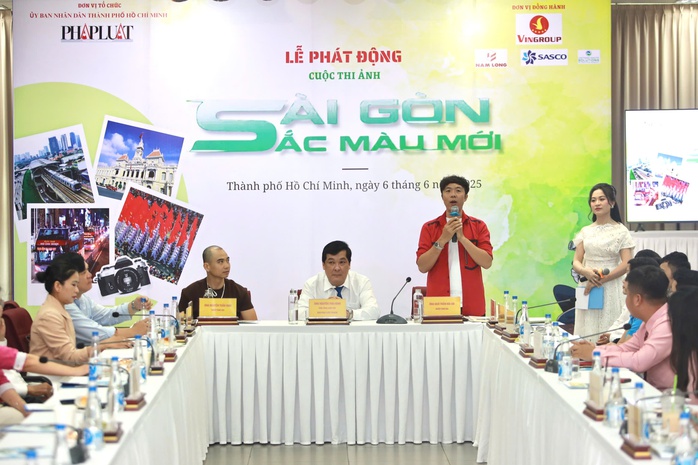 Chồng hoa hậu H'Hen Niê đi tìm bức ảnh đẹp về TP HCM- Ảnh 1. Chồng hoa hậu H'Hen Niê đi tìm bức ảnh đẹp về TP HCM- Ảnh 1.