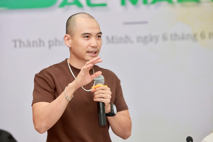 Chồng hoa hậu H'Hen Niê đi tìm bức ảnh đẹp về TP HCM- Ảnh 3. Chồng hoa hậu H'Hen Niê đi tìm bức ảnh đẹp về TP HCM- Ảnh 3.