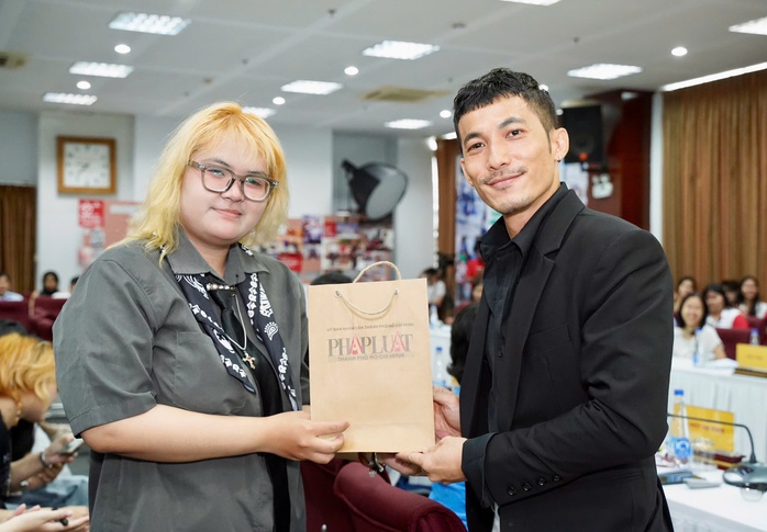 Chồng hoa hậu H'Hen Niê đi tìm bức ảnh đẹp về TP HCM- Ảnh 4. Chồng hoa hậu H'Hen Niê đi tìm bức ảnh đẹp về TP HCM- Ảnh 4.