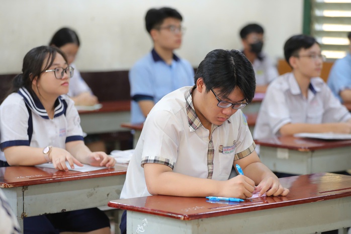 Thi lớp 10 ở TP HCM: Thí sinh làm bài thi môn ngoại ngữ, đón xem gợi ý giải đề - Ảnh 2.