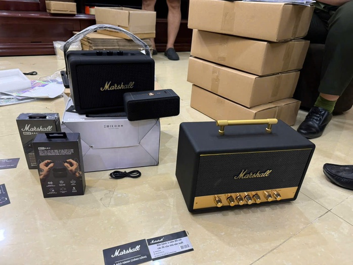 Đường dây sản xuất, buôn bán sản phẩm giả mạo Marshall, Fujisu, Omega… quy mô đặc biệt lớn- Ảnh 1. Đường dây sản xuất, buôn bán sản phẩm giả mạo Marshall, Fujisu, Omega… quy mô đặc biệt lớn- Ảnh 1.