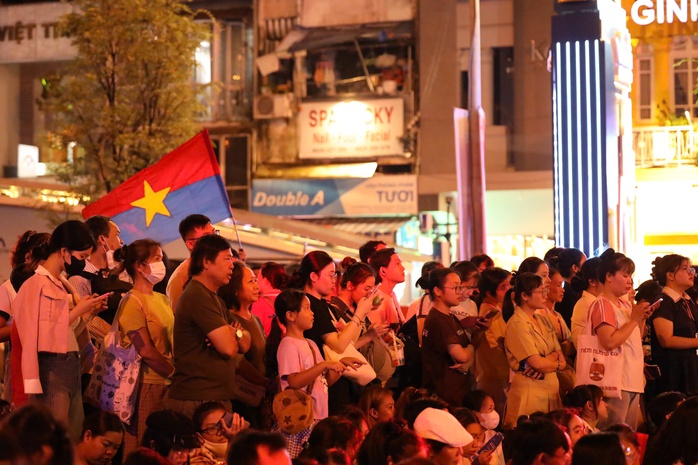 Sôi động đêm nhạc "Vinh quang Công an nhân dân Việt Nam" trên đại lộ Lê Lợi - Ảnh 1.
