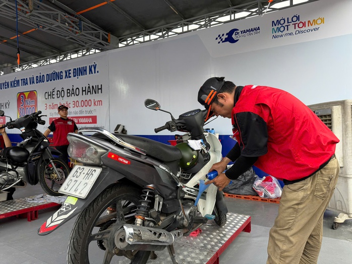 Thay nhớt, kiểm tra xe máy miễn phí cho 600 công nhân - Ảnh 1.