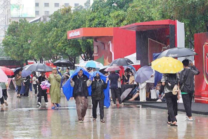 Người dân TP HCM đội mưa "check-in" sự kiện "Vinh quang Công an nhân dân Việt Nam" - Ảnh 1.