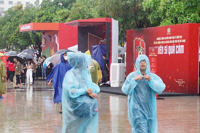 Người dân TP HCM đội mưa "check-in" sự kiện "Vinh quang Công an nhân dân Việt Nam" - Ảnh 2.
