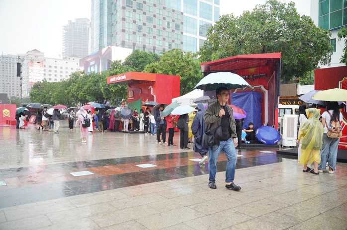 Người dân TP HCM đội mưa "check-in" sự kiện "Vinh quang Công an nhân dân Việt Nam" - Ảnh 5.