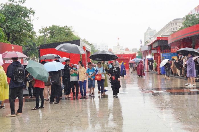 Người dân TP HCM đội mưa "check-in" sự kiện "Vinh quang Công an nhân dân Việt Nam" - Ảnh 6.