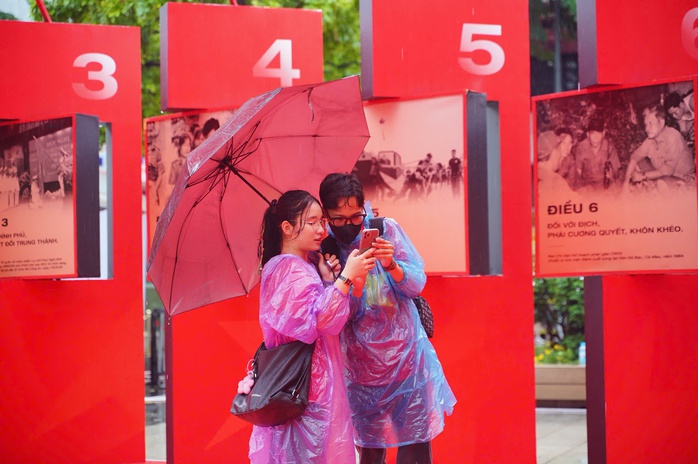 Người dân TP HCM đội mưa "check-in" sự kiện "Vinh quang Công an nhân dân Việt Nam" - Ảnh 7.
