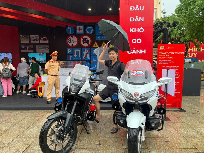 Người dân TP HCM đội mưa "check-in" sự kiện "Vinh quang Công an nhân dân Việt Nam" - Ảnh 9.