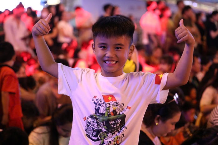 Sôi động đêm nhạc "Vinh quang Công an nhân dân Việt Nam" trên đại lộ Lê Lợi - Ảnh 9.