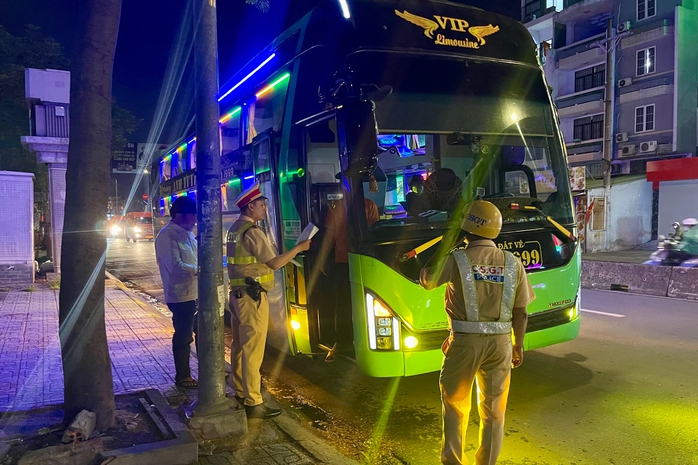Trong 1 tiếng, nhà xe Anh Tuyên hai lần bị CSGT xử phạt do chạy sai lịch trình- Ảnh 1. Trong 1 tiếng, nhà xe Anh Tuyên hai lần bị CSGT xử phạt do chạy sai lịch trình- Ảnh 1.