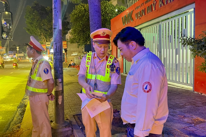 Trong 1 tiếng, nhà xe Anh Tuyên hai lần bị CSGT xử phạt do chạy sai lịch trình- Ảnh 2. Trong 1 tiếng, nhà xe Anh Tuyên hai lần bị CSGT xử phạt do chạy sai lịch trình- Ảnh 2.