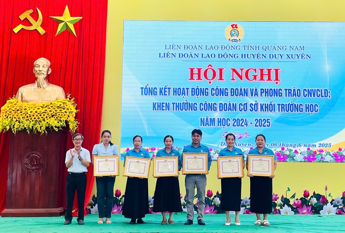 LĐLĐ Duy Xuyên tuyên dương công đoàn cơ sở khối trường học- Ảnh 1. LĐLĐ Duy Xuyên tuyên dương công đoàn cơ sở khối trường học- Ảnh 1.