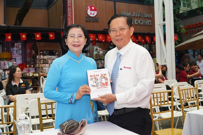 Nhiều lãnh đạo, đồng nghiệp, bạn đọc chúc mừng nhà báo Tô Đình Tuân- Ảnh 5. Nhiều lãnh đạo, đồng nghiệp, bạn đọc chúc mừng nhà báo Tô Đình Tuân- Ảnh 5.