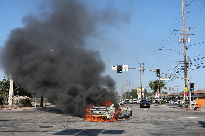 Mỹ: Vì sao biểu tình nổ ra tại Los Angeles, California? - Ảnh 3.