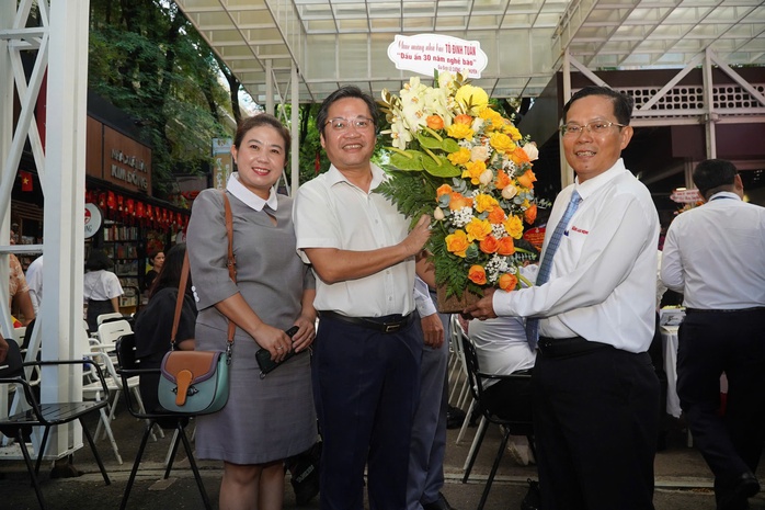 Nhiều lãnh đạo, đồng nghiệp, bạn đọc chúc mừng nhà báo Tô Đình Tuân- Ảnh 7. Nhiều lãnh đạo, đồng nghiệp, bạn đọc chúc mừng nhà báo Tô Đình Tuân- Ảnh 7.