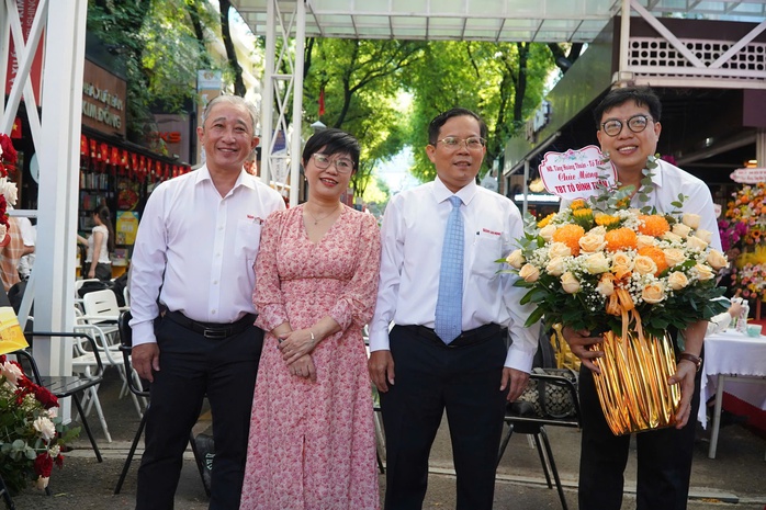 Nhiều lãnh đạo, đồng nghiệp, bạn đọc chúc mừng nhà báo Tô Đình Tuân- Ảnh 8. Nhiều lãnh đạo, đồng nghiệp, bạn đọc chúc mừng nhà báo Tô Đình Tuân- Ảnh 8.