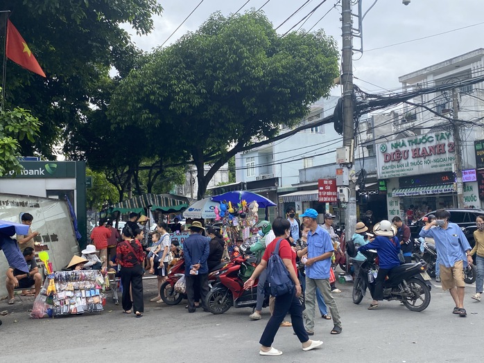 Cảnh khó tin trước cổng Bệnh viện TP Thủ Đức - Ảnh 2.