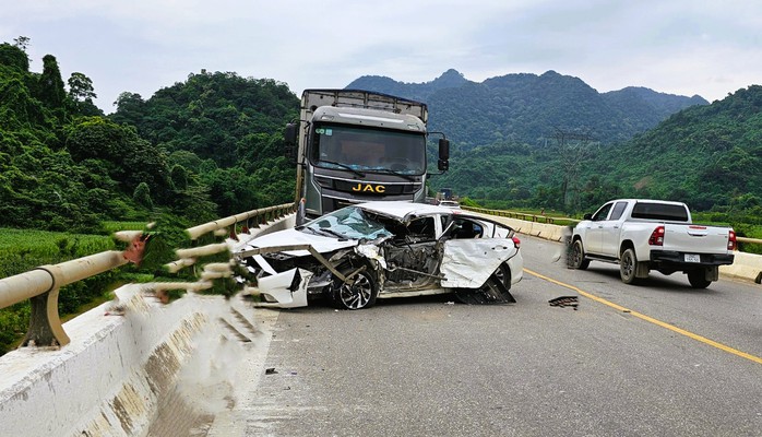 Tông nhau trên cầu, xe tải văng xuống vực, tài xế ô tô con tử vong, 5 người khác bị thương- Ảnh 1. Tông nhau trên cầu, xe tải văng xuống vực, tài xế ô tô con tử vong, 5 người khác bị thương- Ảnh 1.