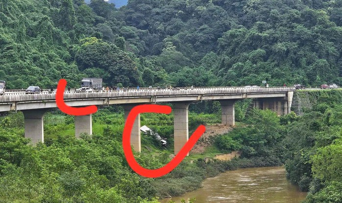 Tông nhau trên cầu, xe tải văng xuống vực, tài xế ô tô con tử vong, 5 người khác bị thương- Ảnh 2. Tông nhau trên cầu, xe tải văng xuống vực, tài xế ô tô con tử vong, 5 người khác bị thương- Ảnh 2.