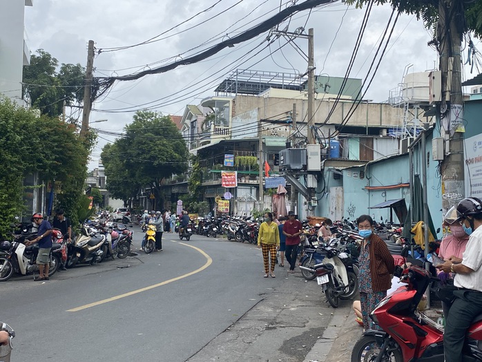 Cảnh khó tin trước cổng Bệnh viện TP Thủ Đức - Ảnh 3.