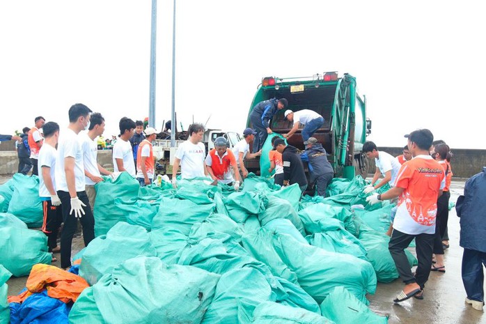 Gần 10.000 người Vingroup và tình nguyện viên ra quân làm sạch bờ biển tại 28 tỉnh, thành phố- Ảnh 14. Gần 10.000 người Vingroup và tình nguyện viên ra quân làm sạch bờ biển tại 28 tỉnh, thành phố- Ảnh 14.