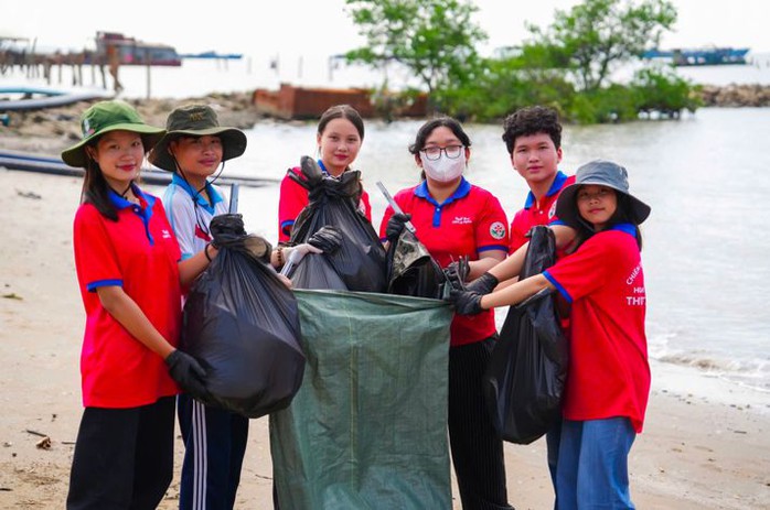 Gần 10.000 người Vingroup và tình nguyện viên ra quân làm sạch bờ biển tại 28 tỉnh, thành phố- Ảnh 8. Gần 10.000 người Vingroup và tình nguyện viên ra quân làm sạch bờ biển tại 28 tỉnh, thành phố- Ảnh 8.
