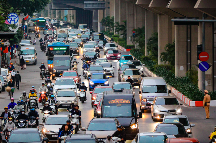 Chủ tịch Hà Nội: Sẽ hạn chế xe máy tại nhiều khu vực - Ảnh 2.