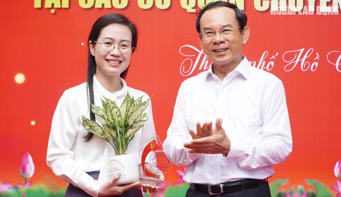 Bí thư Thành ủy TP HCM Nguyễn Văn Nên trao giải
cho các cá nhân kể chuyện dưới cờ về Bác Hồ- Ảnh 4. Bí thư Thành ủy TP HCM Nguyễn Văn Nên trao giải
cho các cá nhân kể chuyện dưới cờ về Bác Hồ- Ảnh 4.