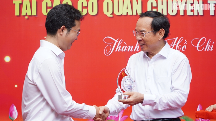 Bí thư Thành ủy TP HCM Nguyễn Văn Nên trao giải
cho các cá nhân kể chuyện dưới cờ về Bác Hồ- Ảnh 5. Bí thư Thành ủy TP HCM Nguyễn Văn Nên trao giải
cho các cá nhân kể chuyện dưới cờ về Bác Hồ- Ảnh 5.