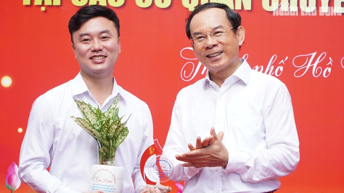 Bí thư Thành ủy TP HCM Nguyễn Văn Nên trao giải
cho các cá nhân kể chuyện dưới cờ về Bác Hồ- Ảnh 6. Bí thư Thành ủy TP HCM Nguyễn Văn Nên trao giải
cho các cá nhân kể chuyện dưới cờ về Bác Hồ- Ảnh 6.