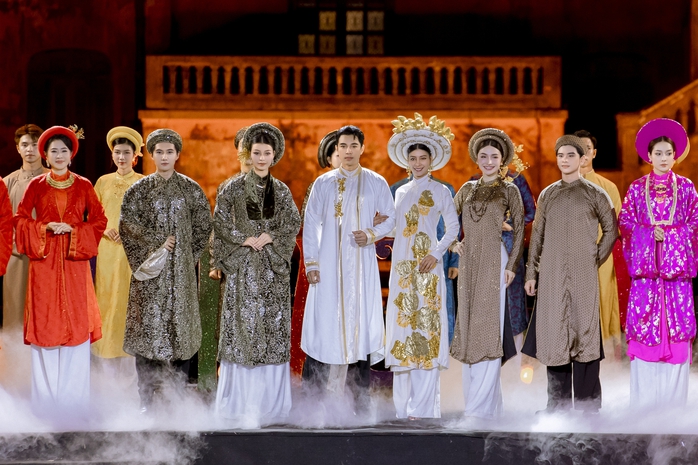 Huế lung linh qua bộ sưu tập áo dài nhung của Việt Hùng - Ảnh 4.